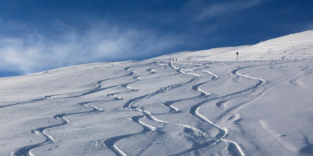 "Echt guat Skifohrn" (skiing is beautiful), with inclusive skipass
