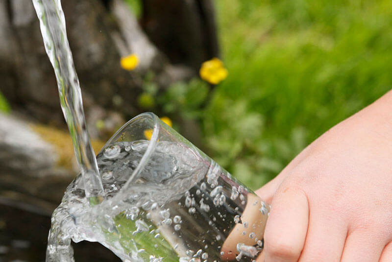 Wasserglas bei Quelle