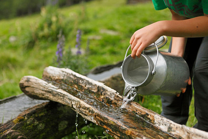 Wasserkrug ausschütten