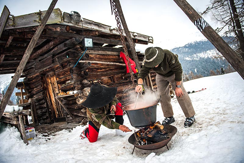 Kochen auf der Skipiste über offenem Feuer