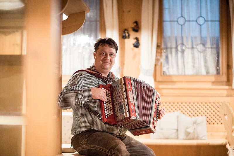 Mit der Ziehharmonika aufspielen